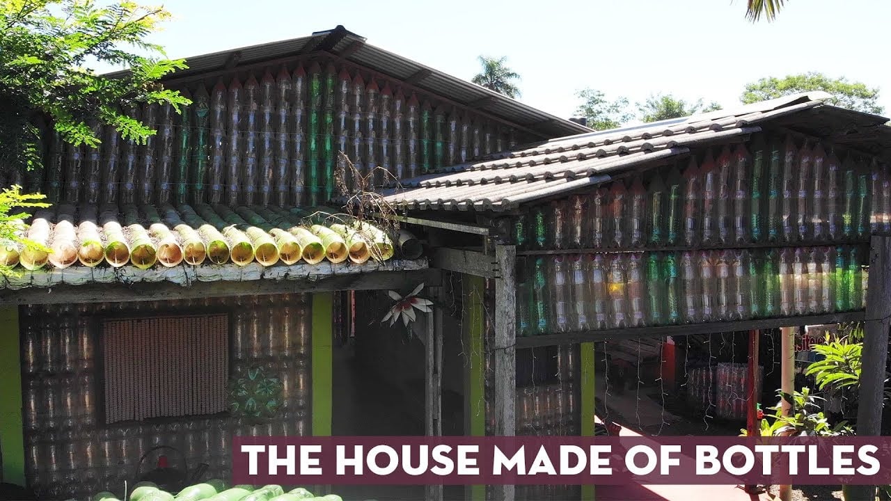 Casa ecológica de botellas (The Ecological Bottle House) The Kid