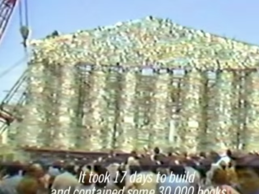 Minujín’s El Partenón de libros 1983
